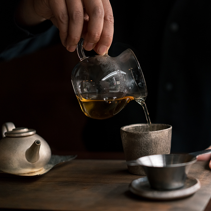 芋と茶 頂 itadaki 淹れたてのお茶を注ぐ