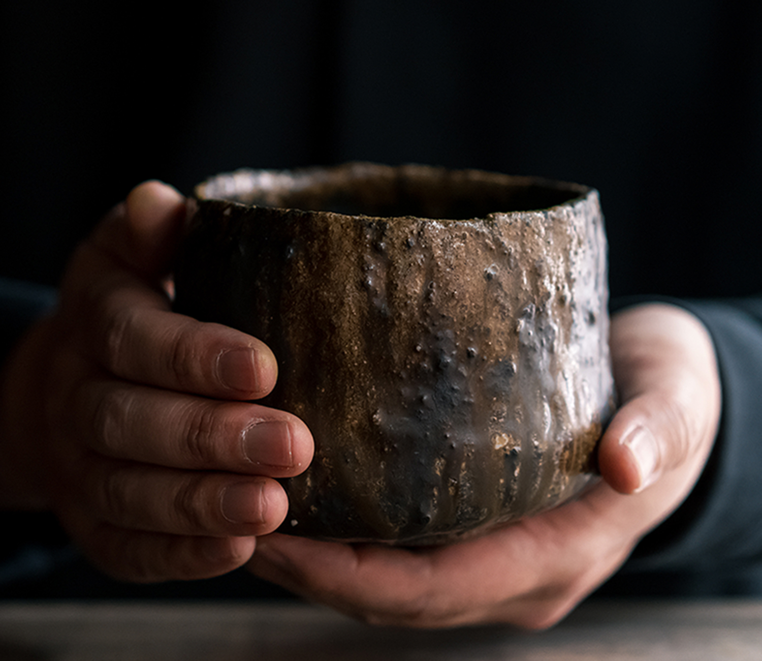 芋と茶 頂 itadaki 茶器を手に持つ