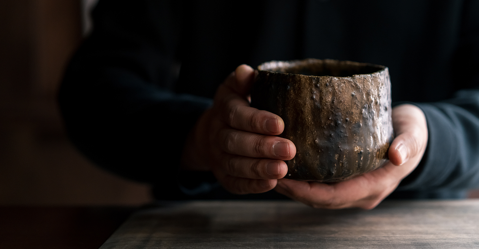 芋と茶 頂 itadaki 茶器を手に持つ
