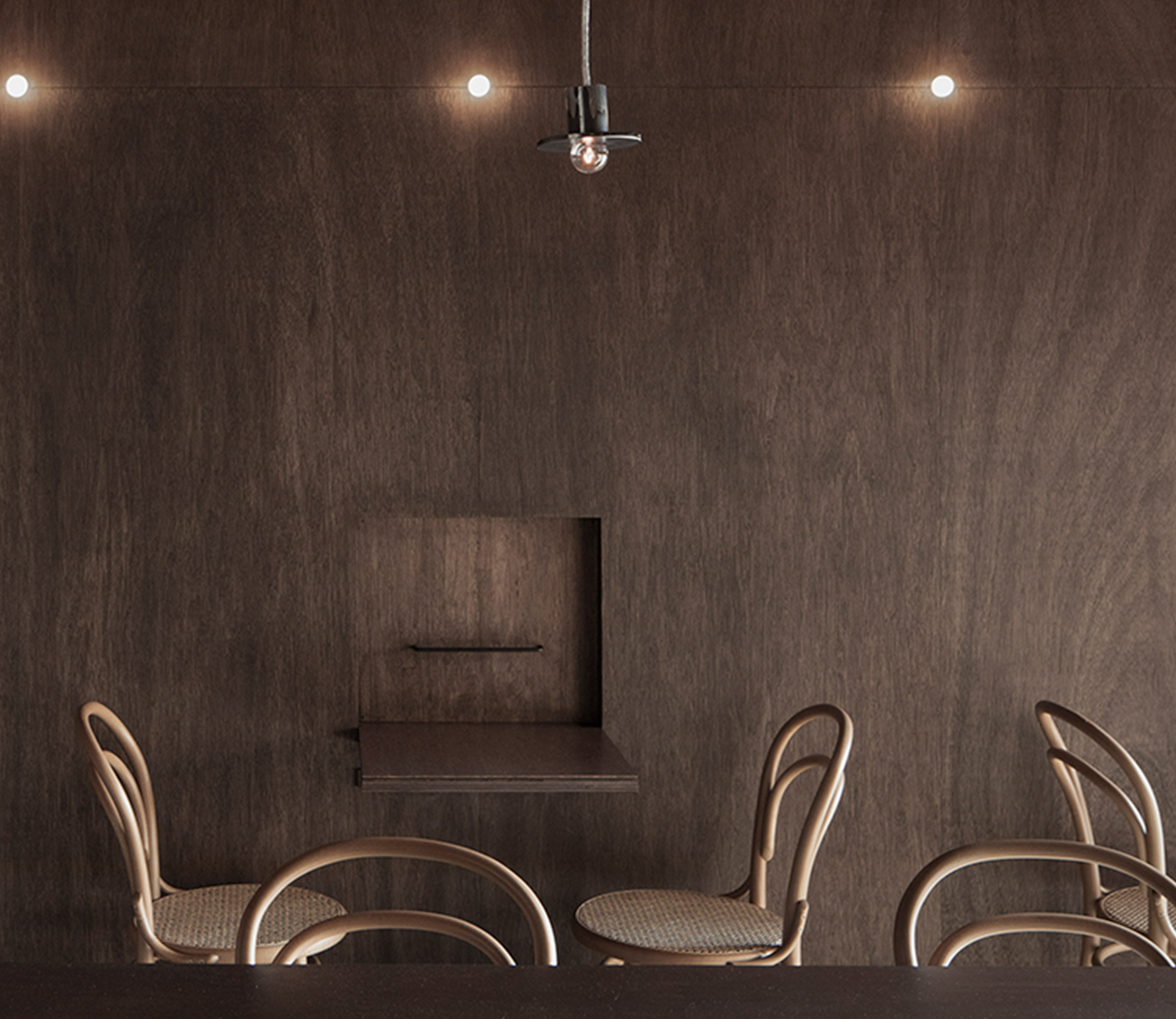 芋と茶 頂 itadaki テーブル内装