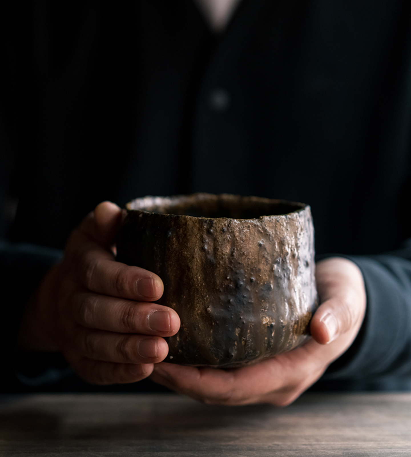 芋と茶 頂 itadaki 茶器を手に持つ