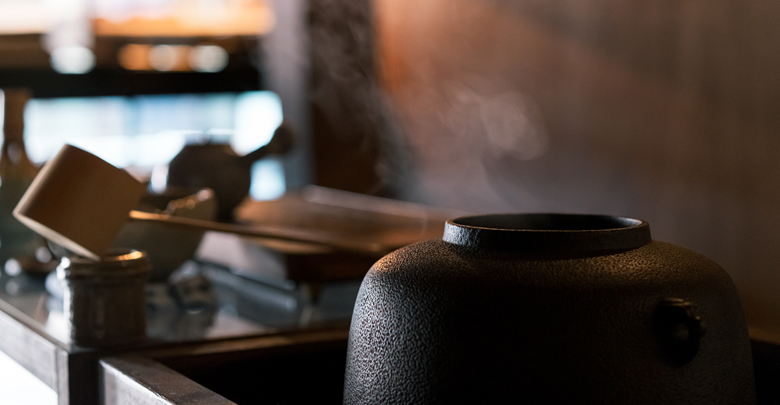 芋と茶 頂 itadaki 壺から湯気が出る