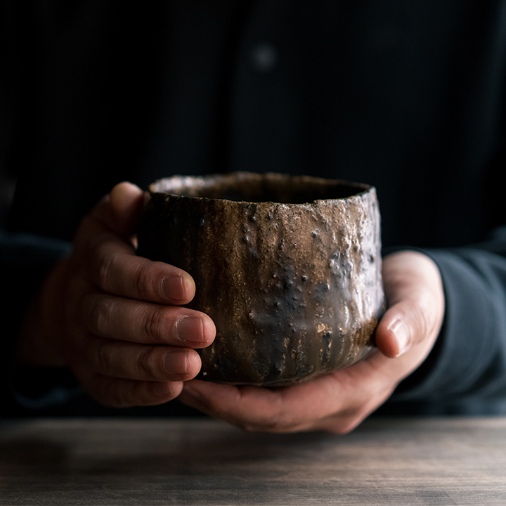芋と茶 頂 itadaki 美しい器を両手で大切に持つ