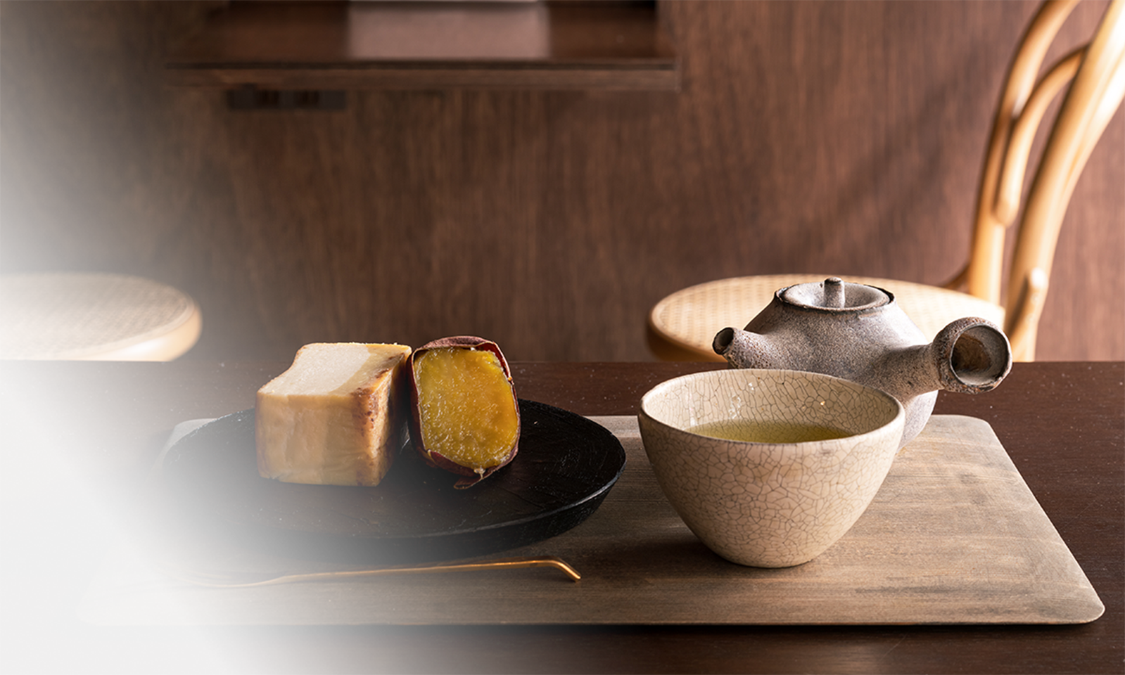 芋と茶 頂 itadaki 店内テーブルに置かれた、お茶とお芋スイーツセット